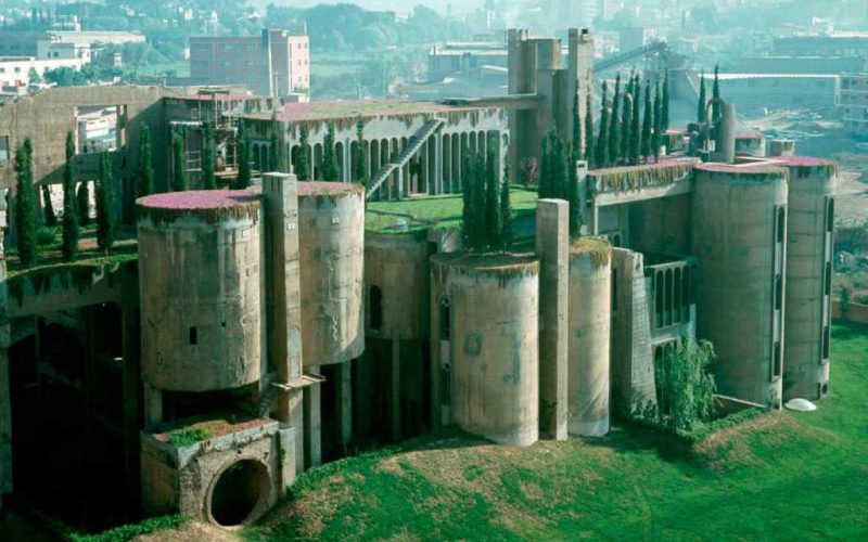 Catalaanse architect heeft oude cementfabriek tot woning en kantoorruimte verbouwd nabij Barcelona