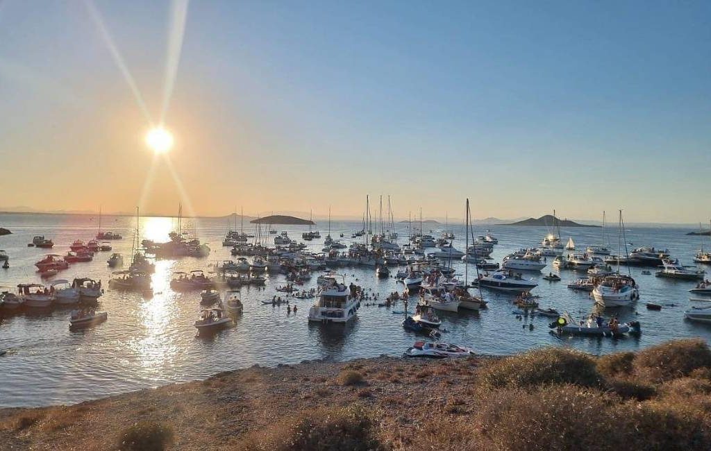 Is het grote feest met honderd jachten in de Mar Menor in Murcia een ecologisch misdrijf?