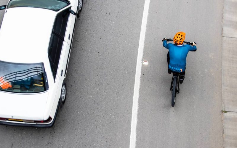 Inhalen van fietsers zonder de 1,5 meter te respecteren kost 6 rijbewijspunten in Spanje