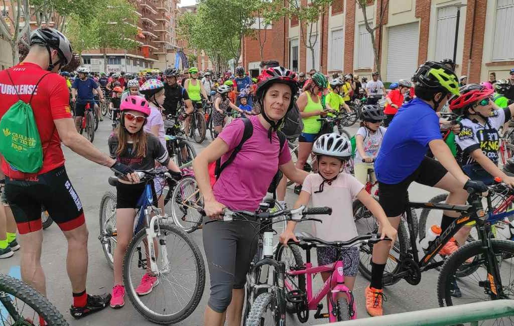 Negenhonderd fietsers komen samen in Teruel om de fiets in de kijker te zetten