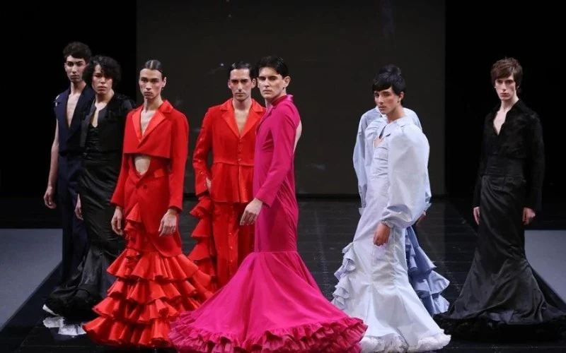 Mannen in flamenco jurken verrassen tijdens de Sevilla Flamenco Modeweek