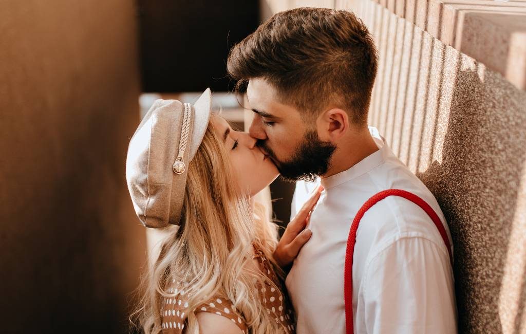 Spaanse fotograaf legt de passievolle kus op straat vast in Spanje