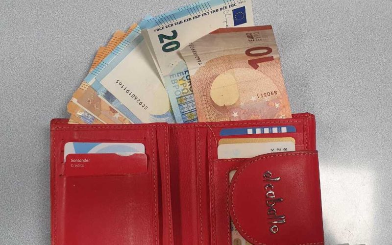 Verloren portefeuille met 500 euro aangegeven bij politie Valladolid