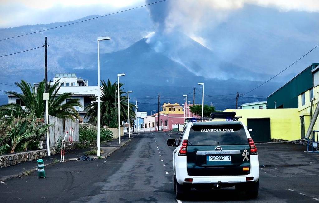 Politie deelt boetes uit aan wandelende buitenlanders bij de vulkaan op La Palma