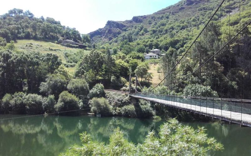 Dit dorp in Asturië kan alleen via een hangbrug bereikt worden