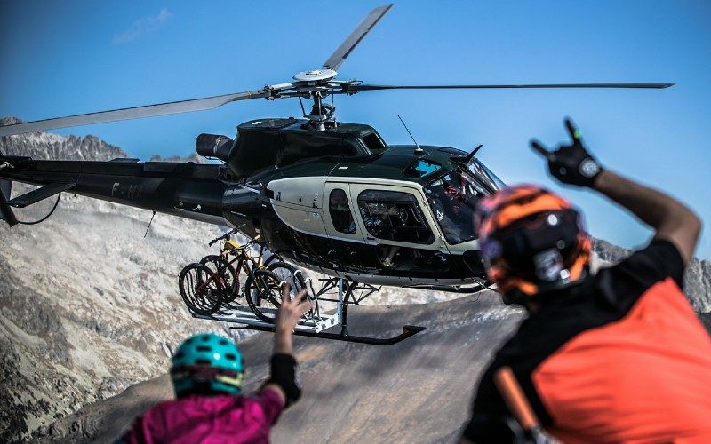 Rechter keurt eerste helikoptervluchten met mountainbikers goed in de Pyreneeën van Aragón