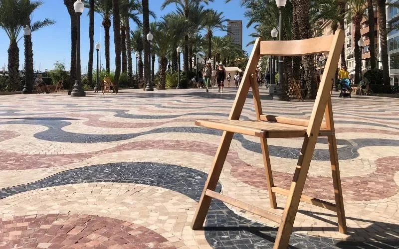 De stoelen keren terug op de Explanada van Alicante als symbool van rust en ontspanning
