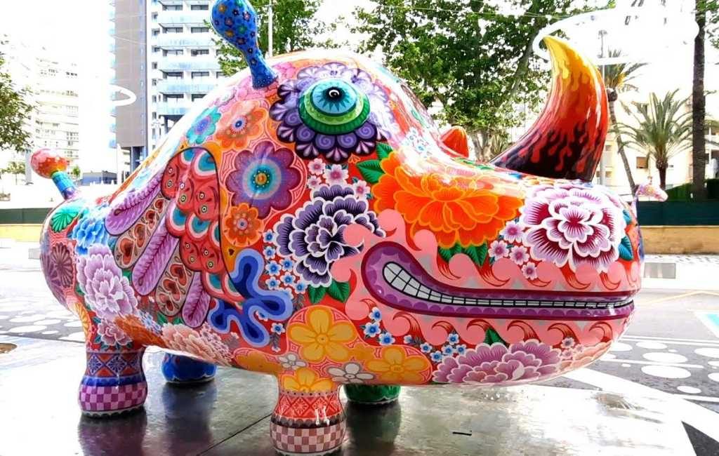 Fantasievolle en kleurrijke 'Galaxia' sculpturen van kunstenaar Hung Yi in Benidorm te zien
