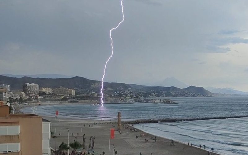 Blikseminslag op het strand van El Campello aan de Costa Blanca (video)