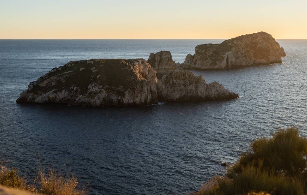 Vrouw filmt hoe Nederlandse man fatale sprong van een rots maakt op Mallorca