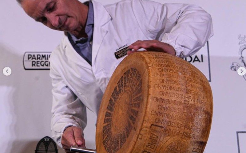 De oudste Parmezaanse kaas ter wereld van 23 jaar oud is geopend in Barcelona