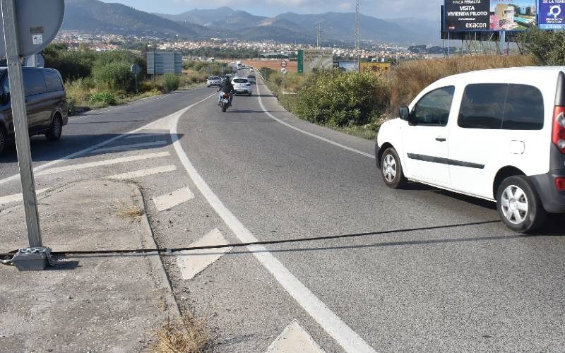 Wat zijn die zwarte kabels op de weg en waar dienen ze voor in Spanje?