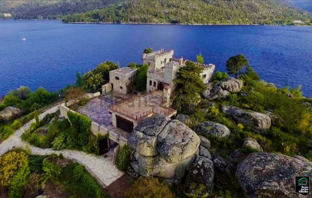 Eilandje met kasteel nabij Madrid kopen in Spanje? Dat kan voor 4,5 miljoen euro