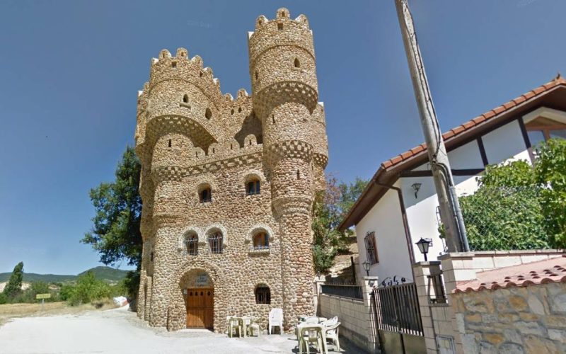 Het bijzondere kasteel dat een man in zijn tuin bouwde in een dorp in Burgos