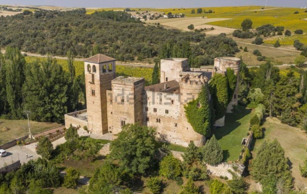 Gerestaureerd gotische-mudejar-stijl kasteel te koop in Segovia
