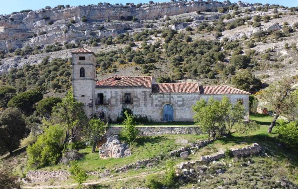Wil jij een kerk, klooster boerderij, bos en waterval kopen in Soria? Dat kan!