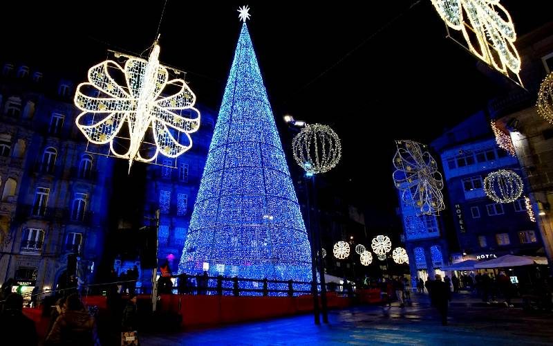 De wie-heeft-de-hoogste-kerstboom ruzie is begonnen in Spanje