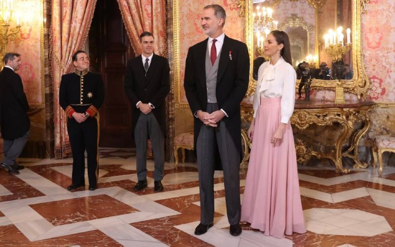 Iraanse ambassadeur schudt de hand van de Spaanse koningin Letizia niet