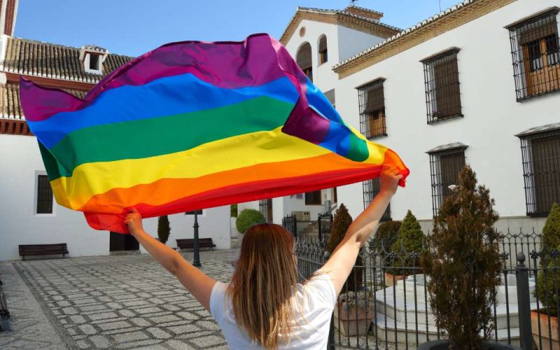 Extreemrechtse VOX klaagt burgemeester in Granada aan vanwege LGTBI regenboogvlag