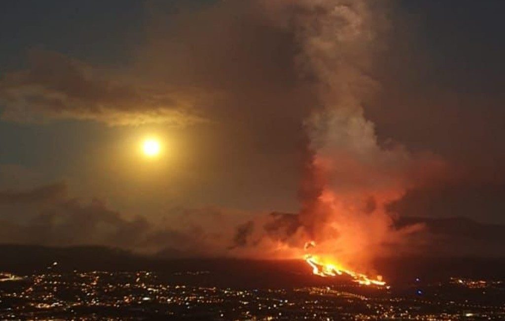 Lava verwoest diverse woningen na vulkaanuitbarsting op Canarische Eiland La Palma