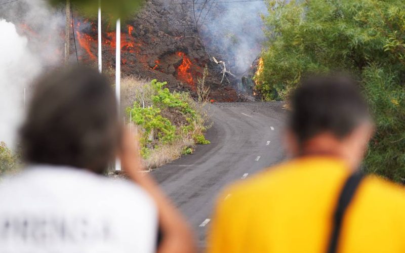 De een vlucht voor het lava en de ander wil foto’s maken van vulkaanuitbarsting La Palma
