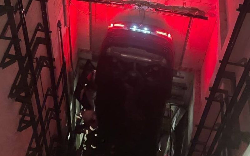 Zes gewonden nadat auto in een liftschaft valt in Santander