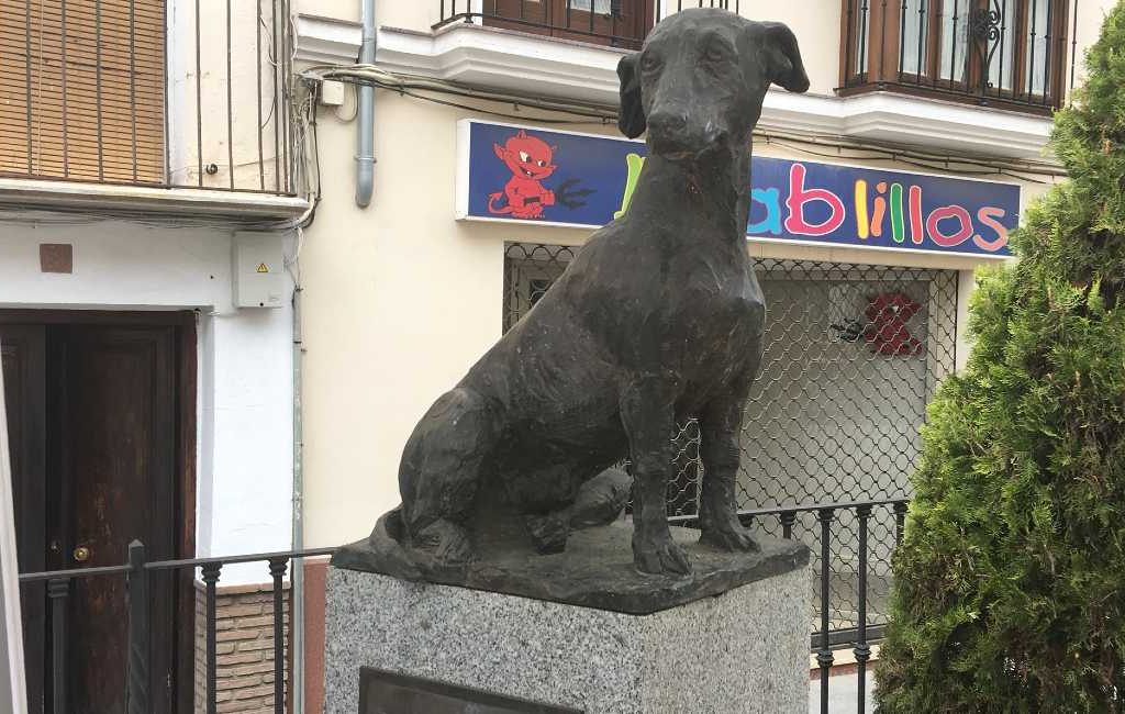 Een standbeeld voor de trouwe hond Lobi in Archidona