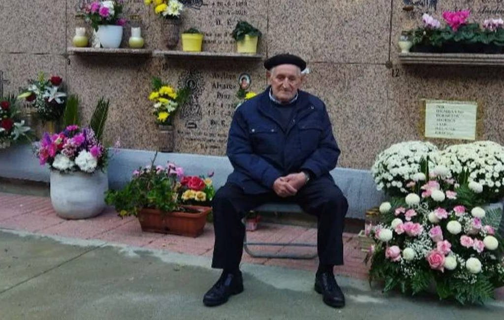 92-jarige Manuel zit al negen jaar elke dag bij het graf van zijn overleden vrouw in Galicië