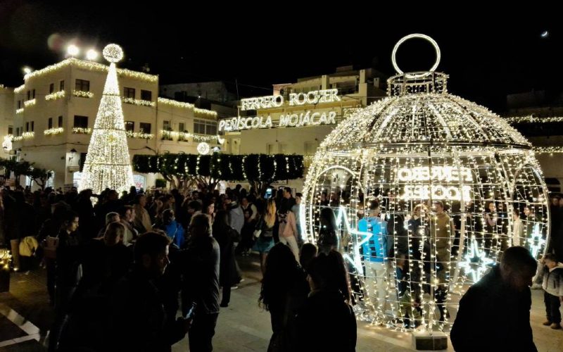 Het Ferrero Rocher kerstdorp Mojacar laat kerstverlichting tot eind februari aan
