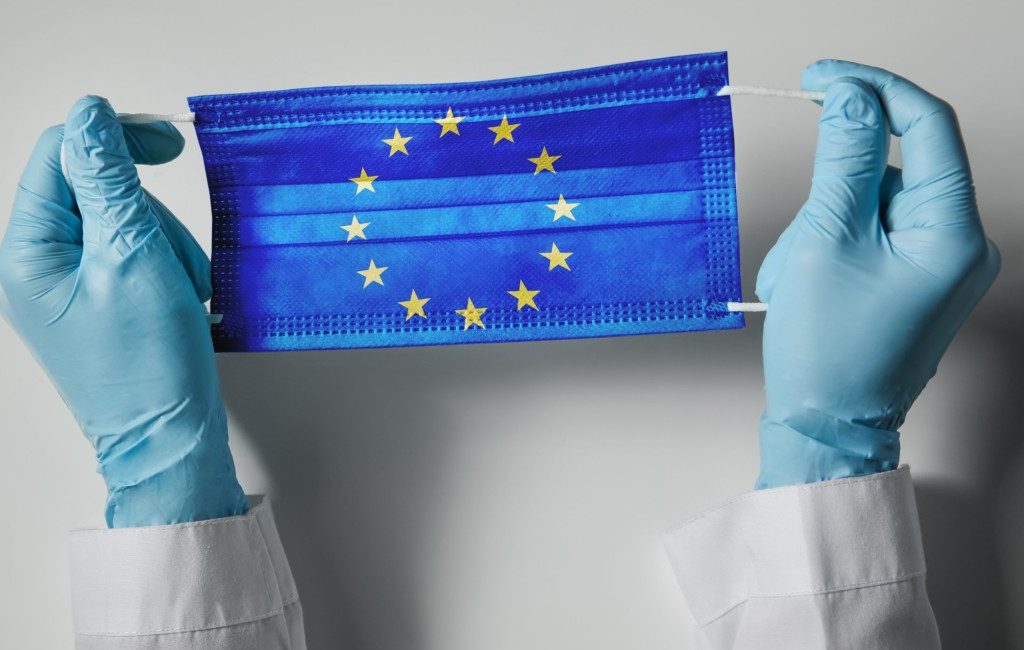 Europese Commissie waarschuwt voor mogelijke herinvoering mondkapjes