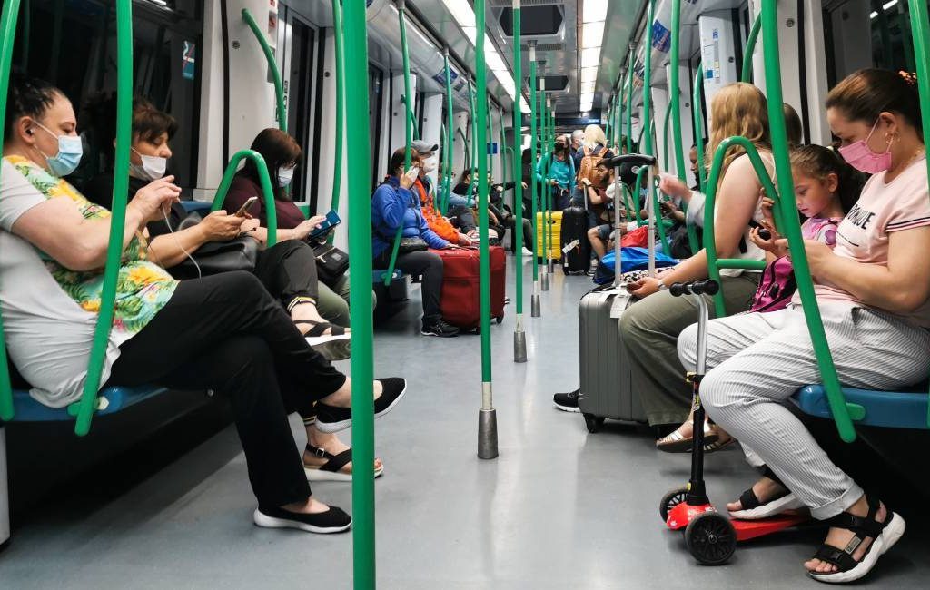 Einde van verplichte mondkapje in het openbaar vervoer in Spanje in zicht