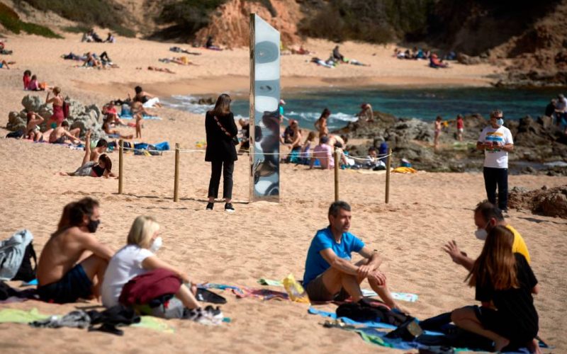 Mysterieuze metalen monoliet verschijnt op strand Platja d’Aro en wordt gevandaliseerd