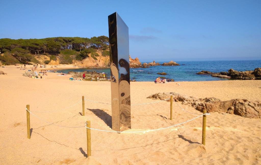 Mysterieuze monoliet Costa Brava na verplaatsing van strand naar park verdwenen