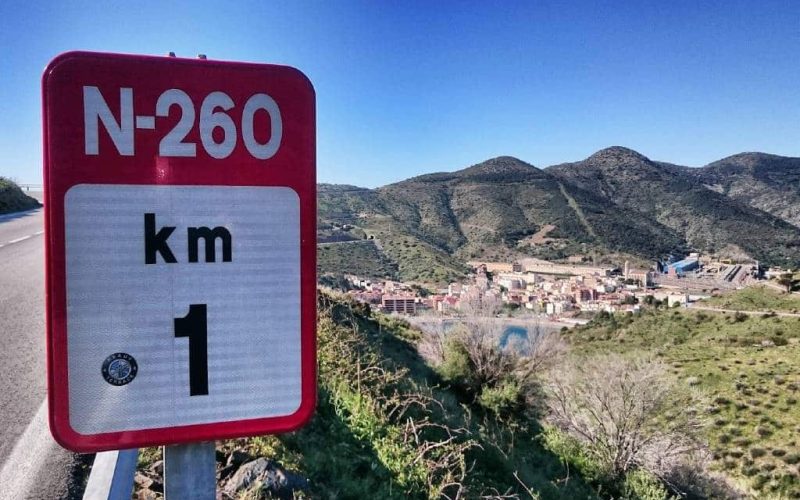 Autoroute over de N-260 door de Spaanse Pyreneeën van oost naar west Spanje