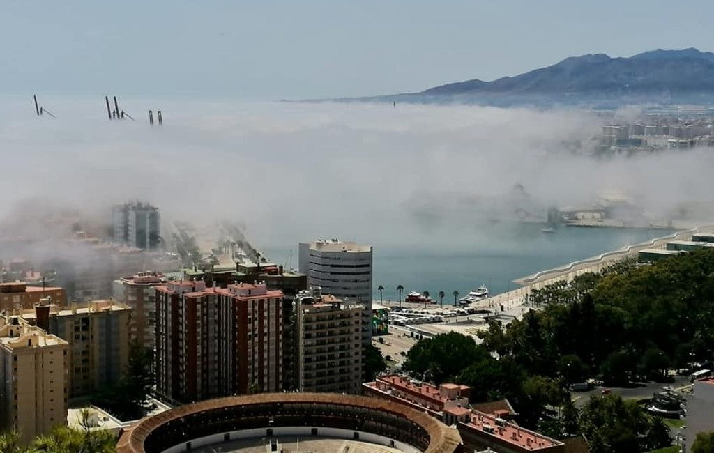 Zomerse 'taró' mist in Málaga zorgt voor zwemverbod