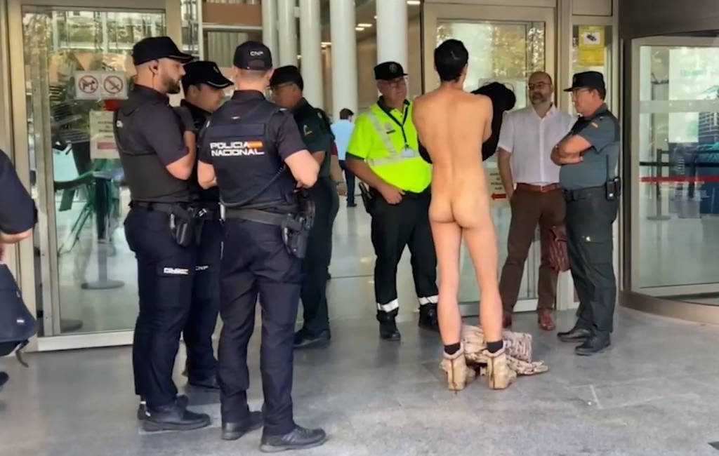 Man meldt zich zonder kleding bij eigen exhibitionisme-rechtszaak in Valencia