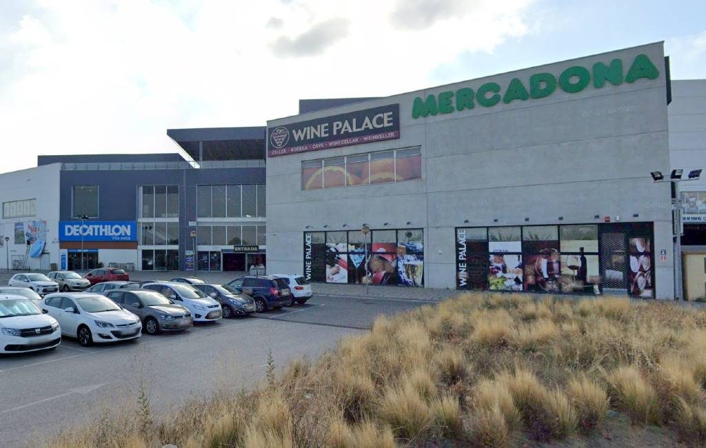 Investeringsgroep neemt verlaten winkelcentrum Olzina Center op de grens met Salou over