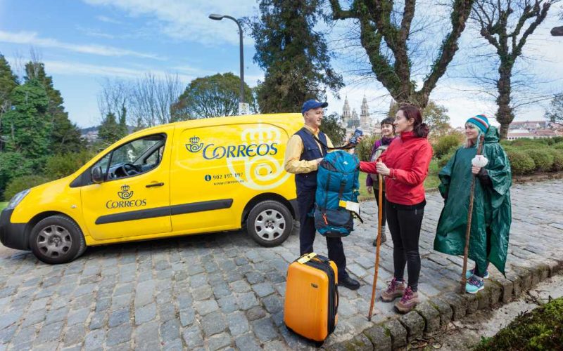 Spaanse post Correos begonnen met vervoer rugzakken pelgrimgangers