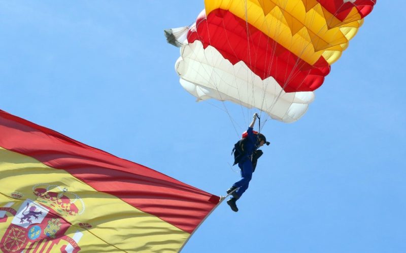 Voor het eerst een vrouw die parachutesprong maakt bij militaire parade in Granada