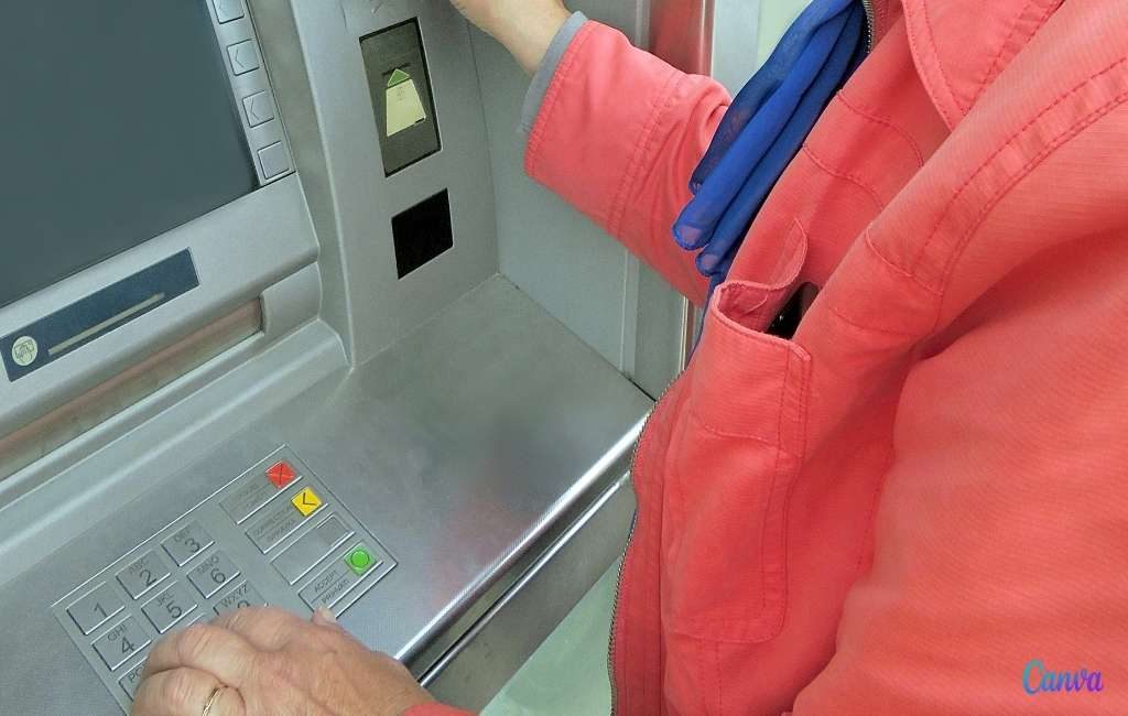 Gepensioneerde vrouw met mobiliteitsproblemen klaagt bank aan in Valencia voor 2 euro commissie aan loket