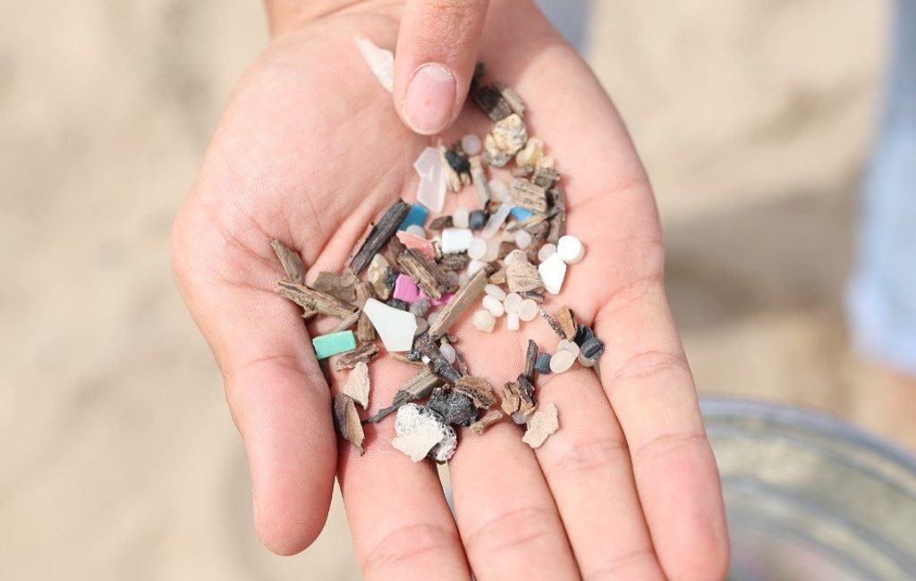 1,8 miljoen stukjes microplastic in twee uur tijd verzameld op strand van La Pineda