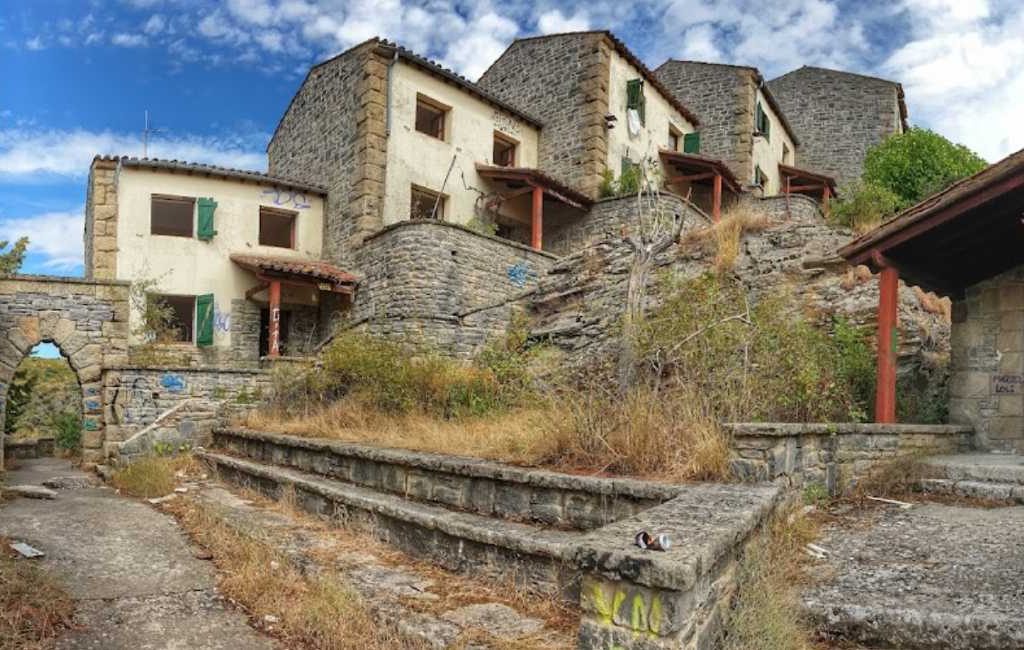 Te koop 260.000 euro: dorp met 44 woningen, school, bar, kerk en politiekazerne in Zamora