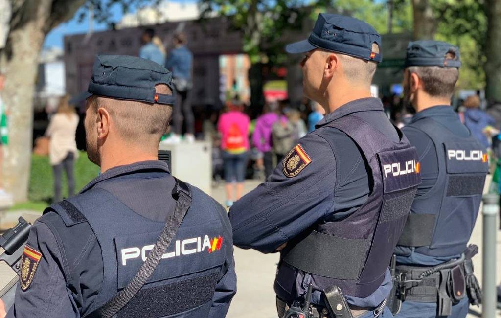 Politieagenten Spanje mogen niet in uniform op TikTok, Tinder, Instagram en andere social media