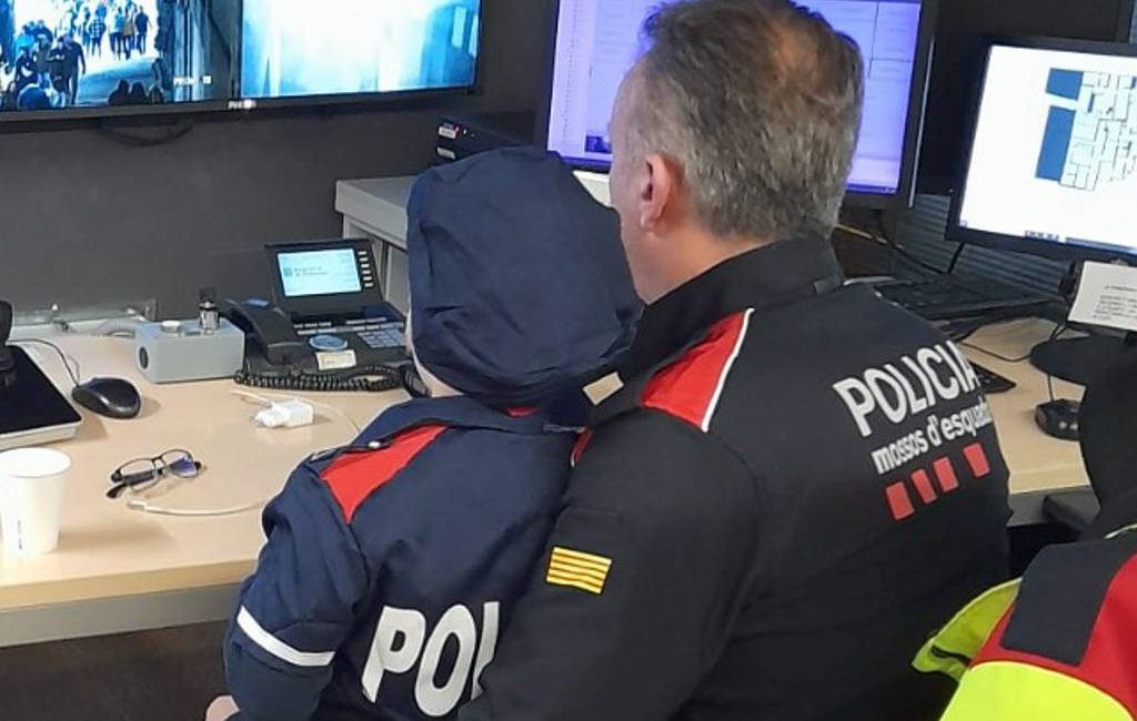 Verdwaalde jongen verkleed als politie mag even echt agent zijn in Barcelona