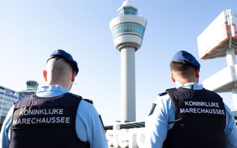 Nederlandse marechaussee pakt zes Spaanse vliegtuigpassagier op vanwege ‘baldadigheid’