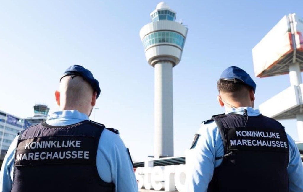 Nederlandse marechaussee pakt zes Spaanse vliegtuigpassagier op vanwege ‘baldadigheid’