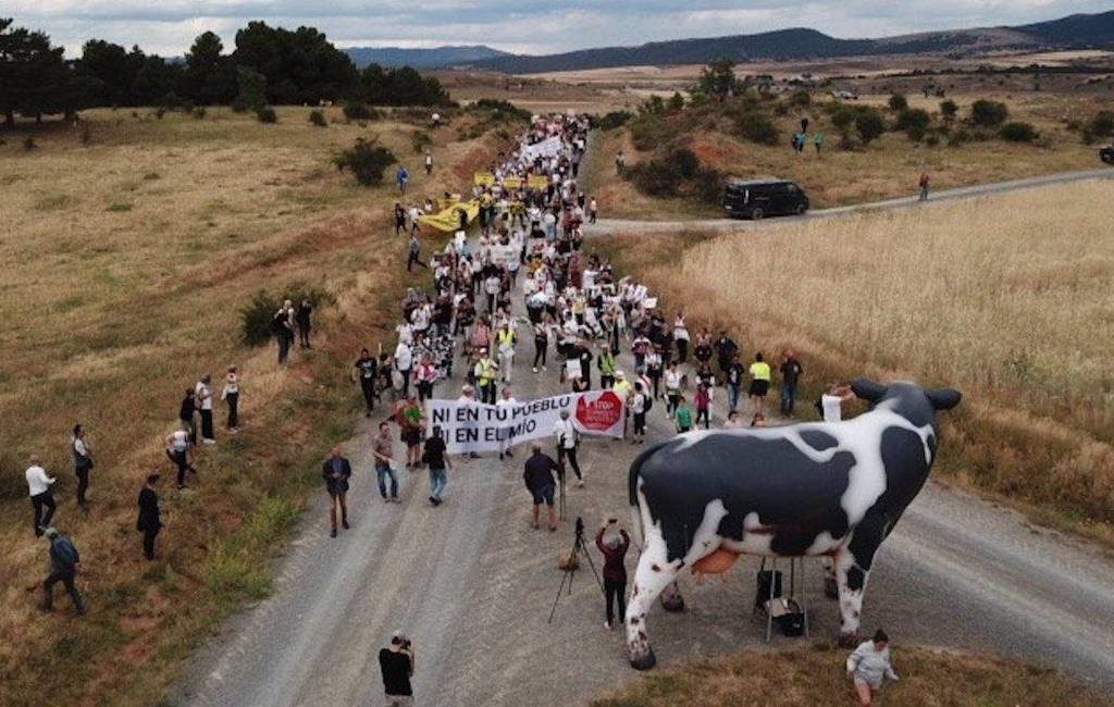 Protest tegen makro-stal met 25.000 koeien in een dorp met 150 bewoners in Soria