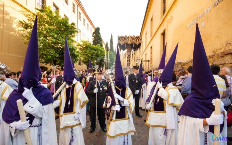 Waarom worden de puntmutsen tijdens de Semana Santa in Spanje gedragen?