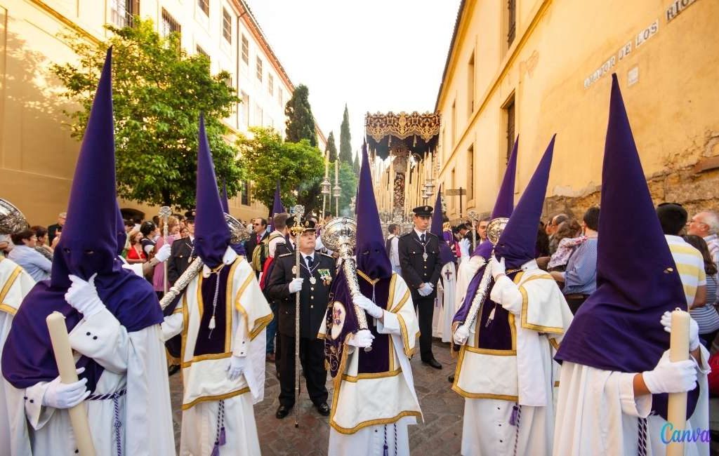 Waarom worden de puntmutsen tijdens de Semana Santa in Spanje gedragen?