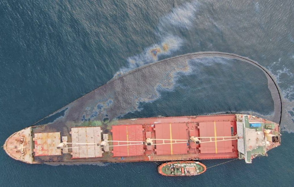 Milieuramp dreigt vanwege lekkage olie gezonken schip voor de kust van Cádiz